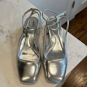 Zara women’s size 38. Silver BLOCK HEEL ANKLE STRAP SHOES. Great condition.